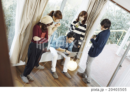 ホームパーティーを楽しむ男女 ホームパーティーを楽しむ男女 20403505