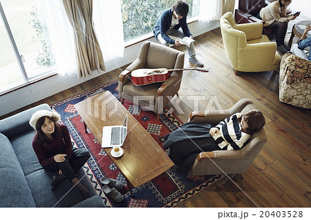 ホームパーティーを楽しむ若者 20403528