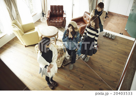 旅行を楽しむ女性 20403533