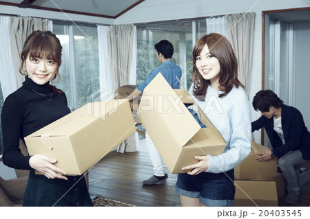 引っ越し作業をする男女 20403545