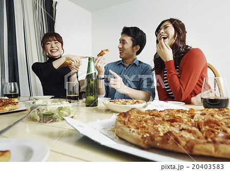 ホームパーティーを楽しむ男女 20403583