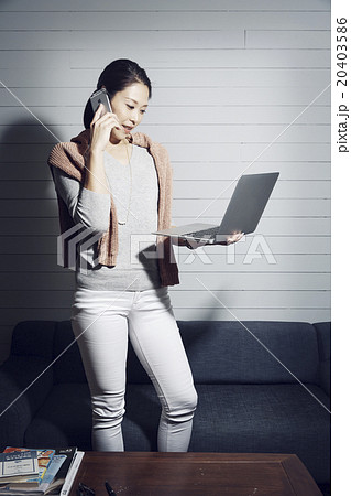 デスクワークをする女性 20403586