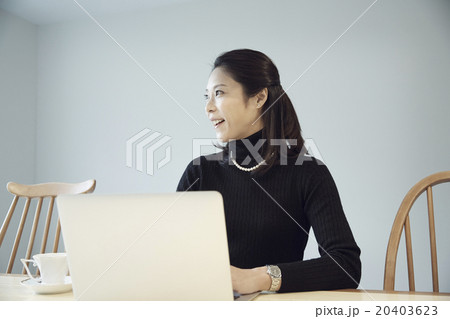 デスクワークをする女性 20403623