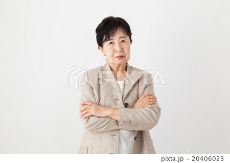 シニア女性 おばあちゃん怒る 喝!(不機嫌) シニア女性 おばあちゃん怒る 喝!(不機嫌) 20406023