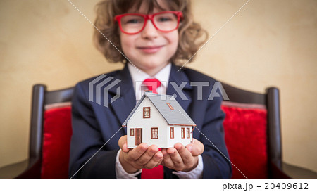 Young businessman 20409612