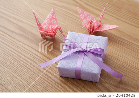 鶴の折り紙とプレゼント 20410428