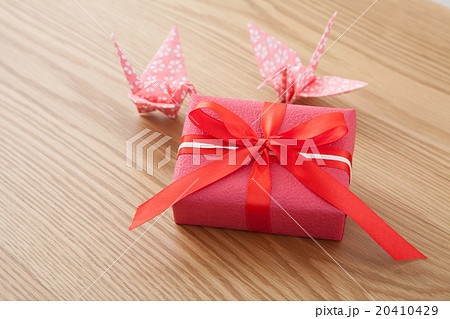 鶴の折り紙とプレゼント 20410429