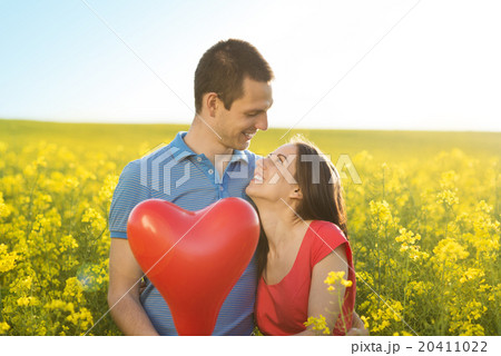 Couple in love in field 20411022