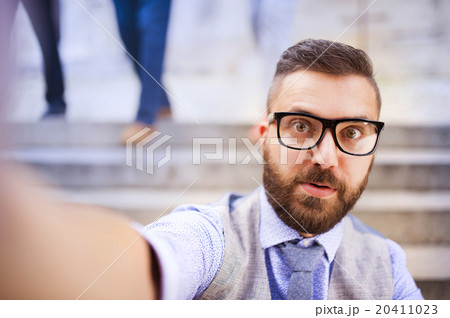 Hipster businessman taking selfie 20411023