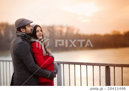 Winter pregnant couple 20411496