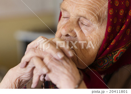 Old woman praying 20411801