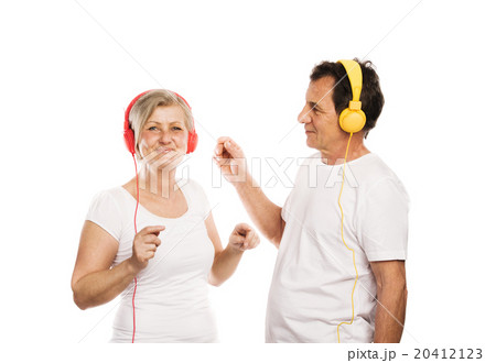 Senior couple with headphones 20412123