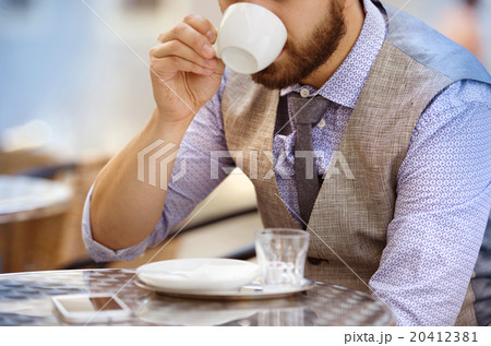Hipster businessman in cafe 20412381