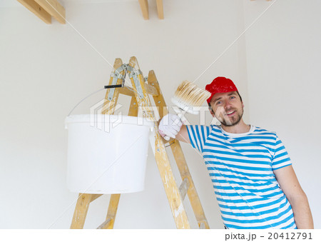 Man painting the walls 20412791
