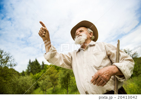 Man with rake 20413042