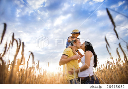Family summer spending time together in nature 20413082