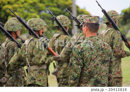 行進する自衛隊員と指揮官 行進する自衛隊員と指揮官 20413819