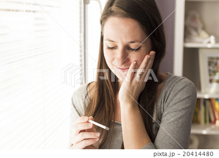 Woman with pregnancy test 20414480