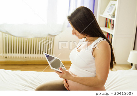 Pregnant woman at home 20415007