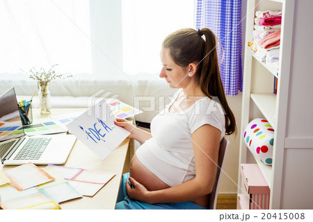 Pregnant woman working from home 20415008