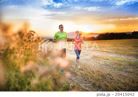 Couple running at sunset 20415042