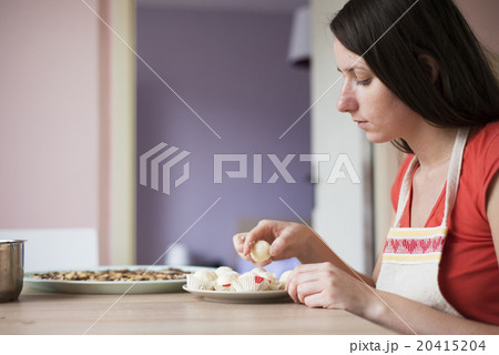 Woman is making christmas cakes 20415204