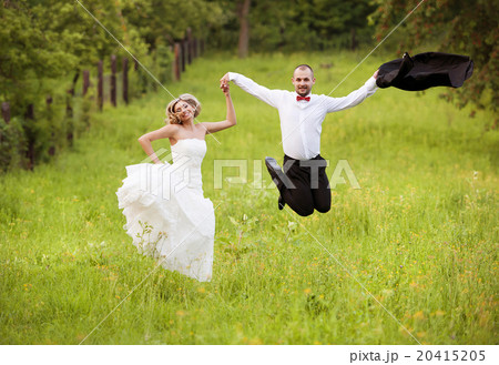 Bride and groom enjoying wedding day in nature 20415205
