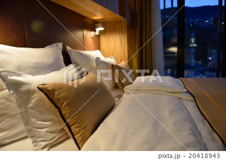 modern hotel room 20418943