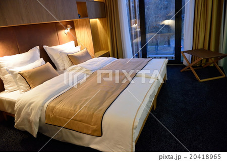 modern hotel room 20418965