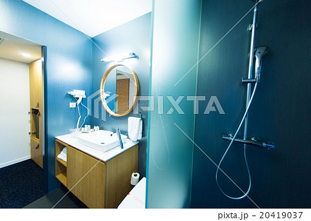hotel room bathroom 20419037