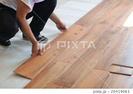 Installing laminate flooring 20419063