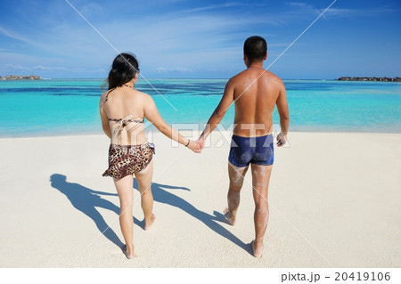 happy young couple enjoying summer on beach 20419106