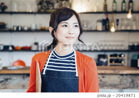 カフェの女性店員 20419871