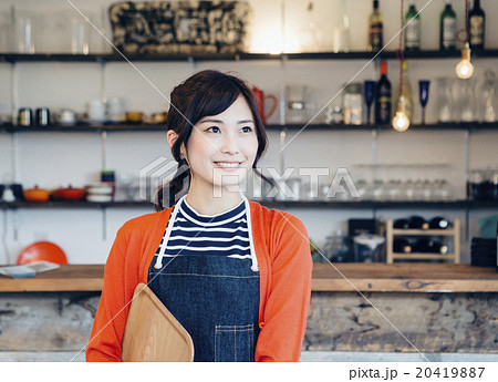 カフェで働く女性の写真素材 4197