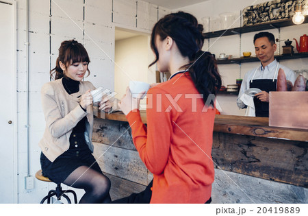 会話を楽しむ女性 20419889