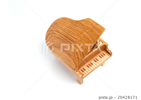 piano music box isolated on white Background piano music box isolated on white Background 20428171
