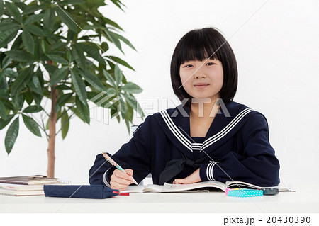 勉強に励む可愛い女子中学生の写真素材