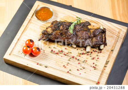 Roasted lamb ribs with spices and garlic 20431288