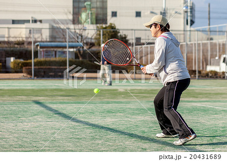 テニスをする女性 20431689