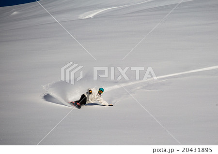 Man snowboarding on snow in the mountains 20431895