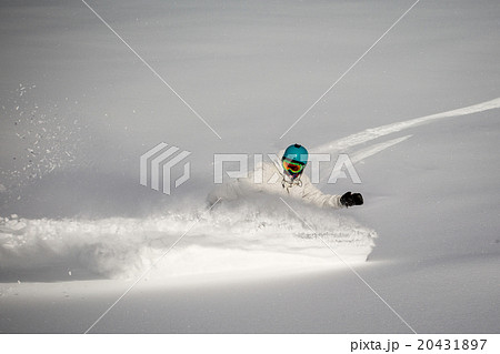 Man snowboarding on snow in the mountains 20431897