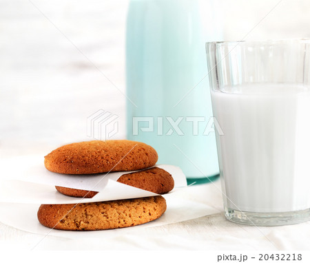 glass of milk and cookies 20432218