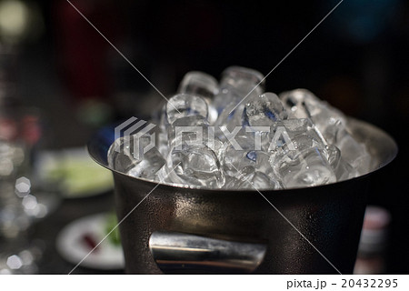 Ice bucket with ice cubes Ice bucket with ice cubes 20432295
