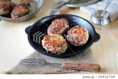 homemade meatballs in a pan, tomato, basil 20432704