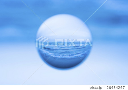 球に写る海 20434267