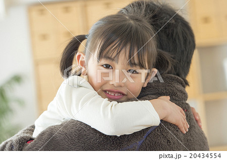 父親に抱っこされる女の子の写真素材