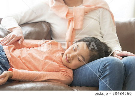 母親の膝枕で眠る女の子 母親の膝枕で眠る女の子 20434560