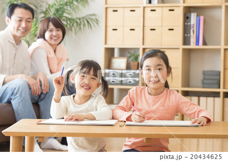 お絵かきをする姉妹と見守る両親 20434625