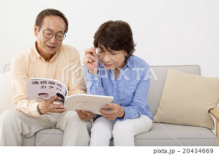 資料を見る眼の不自由なシニア夫婦 20434669