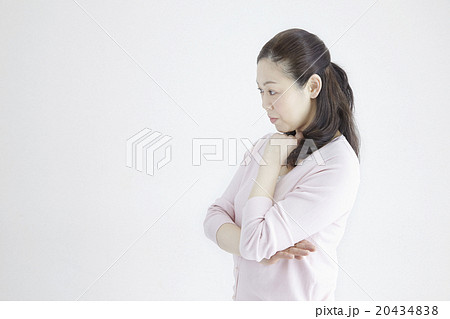 ４０代女性考えるポーズ自然光ポートレイトの写真素材 4348